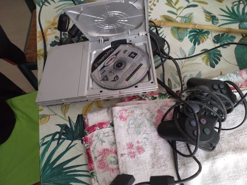 PS 2 slim avec une manette Consoles et jeux vidos