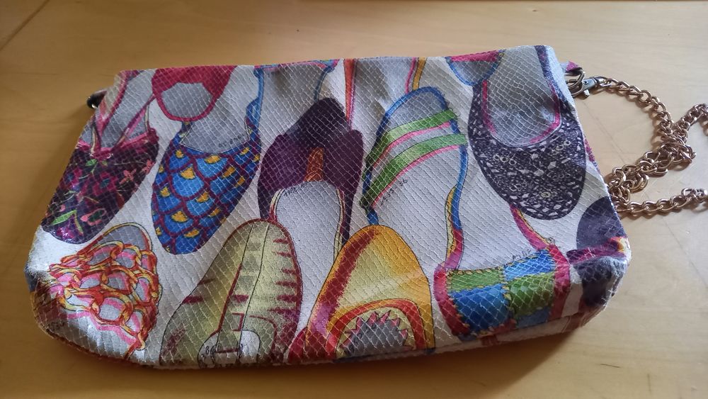Pochette femme avec bandouli&egrave;re Maroquinerie