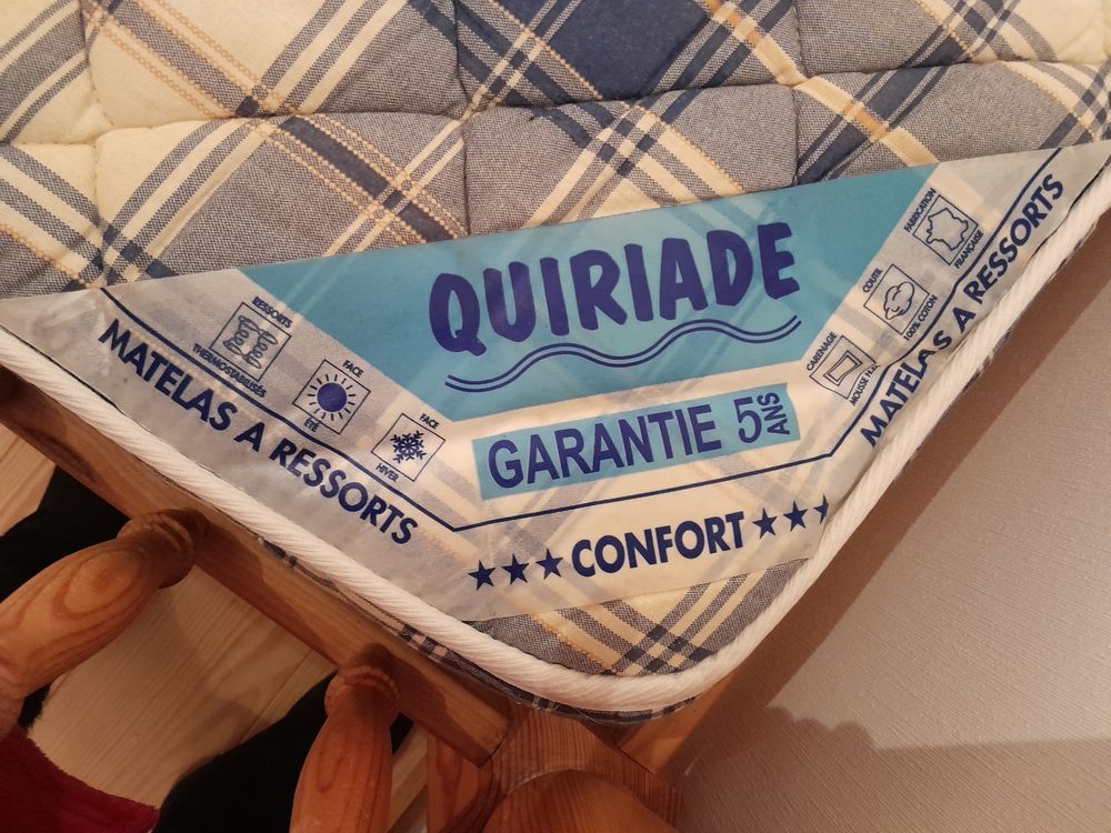Lit simple en bois avec matelas Meubles