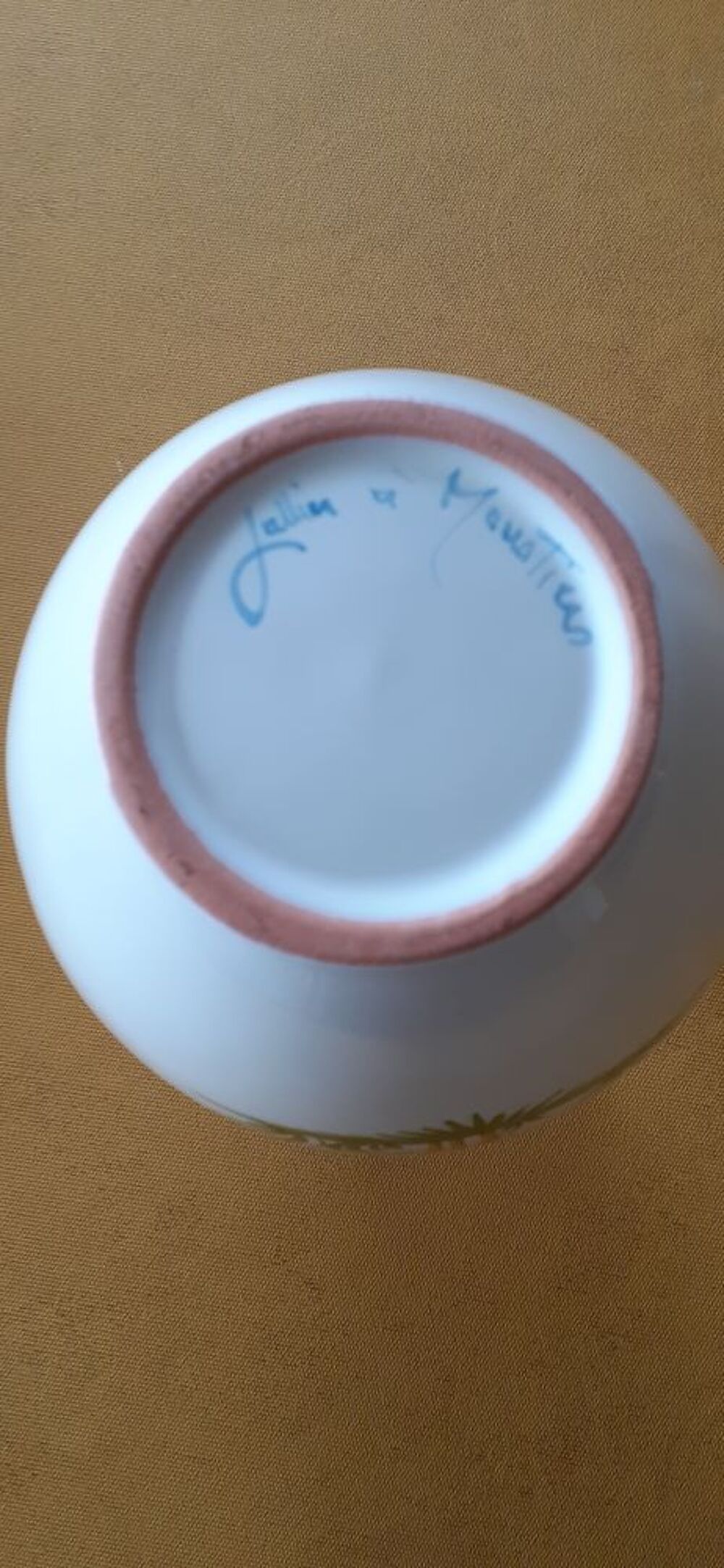 Vase en fa&iuml;ence sign&eacute; Lallier &agrave; Moustiers.
Décoration