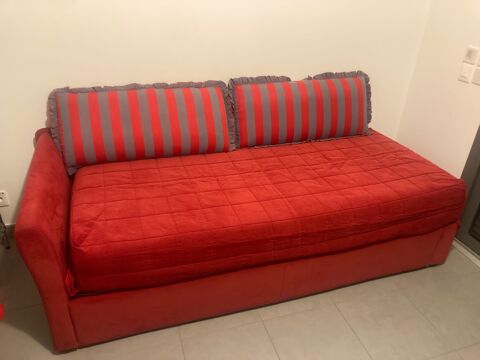 Canap-lit rouge confortable avec coussins 700 Carnoles (06)