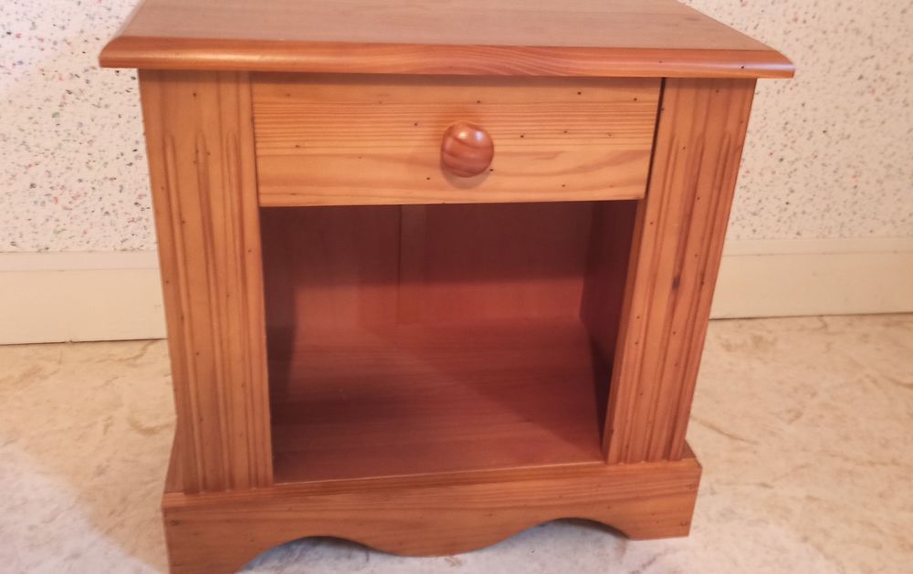 Table de nuit, table de chevet ancienne vintage en bois mass Meubles