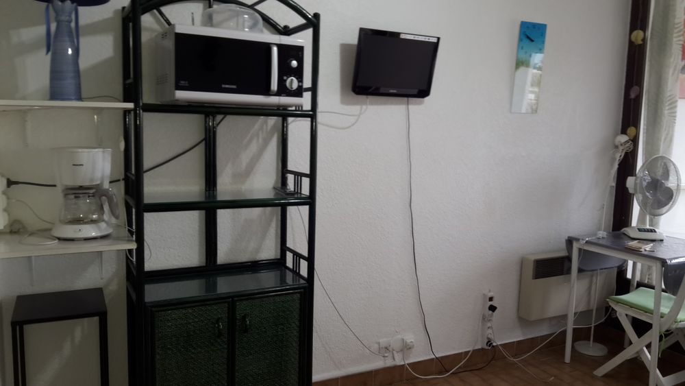 &Eacute;tag&egrave;res sur pieds et table marbre Décoration