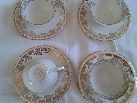 4 tasses � caf� en porcelaine blanche et dor�e anciennes 35 Dijon (21)