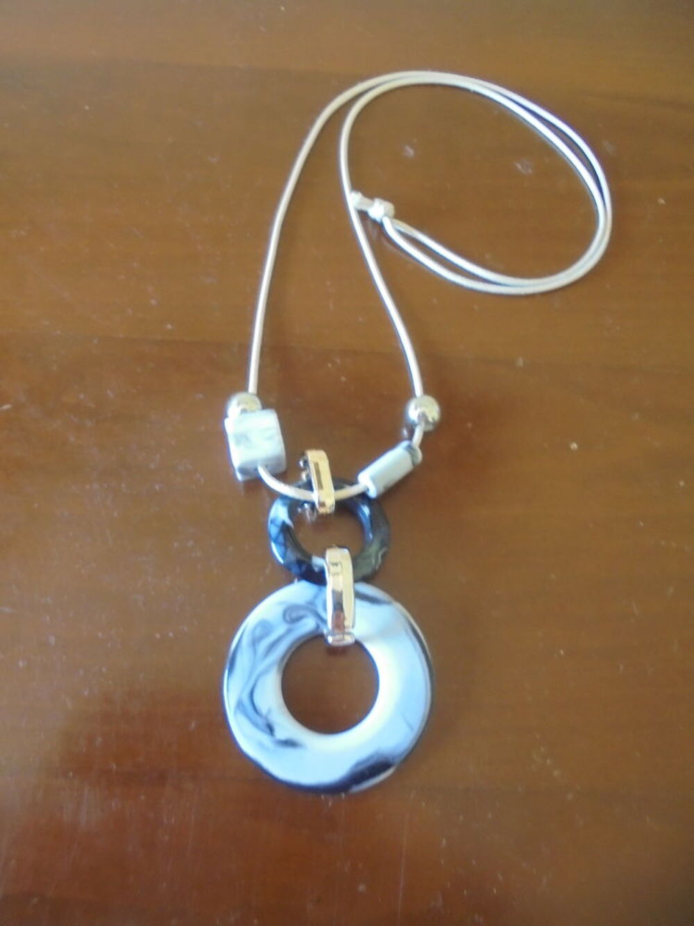 Sautoir marbr&eacute; (28b) Bijoux et montres