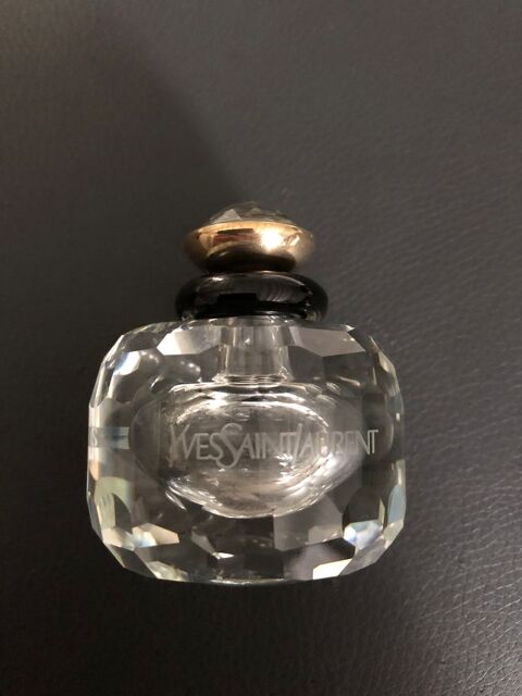 cristal de Swarovski: flacon de parfum PARIS d?Yves St Laurent numérotées numéroté 180 Les Brouzils (85)