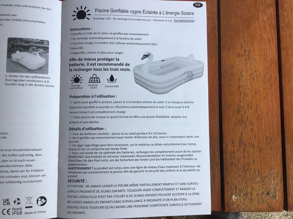 Piscine cygne lumineuse solaire cause double emplois. Jardin