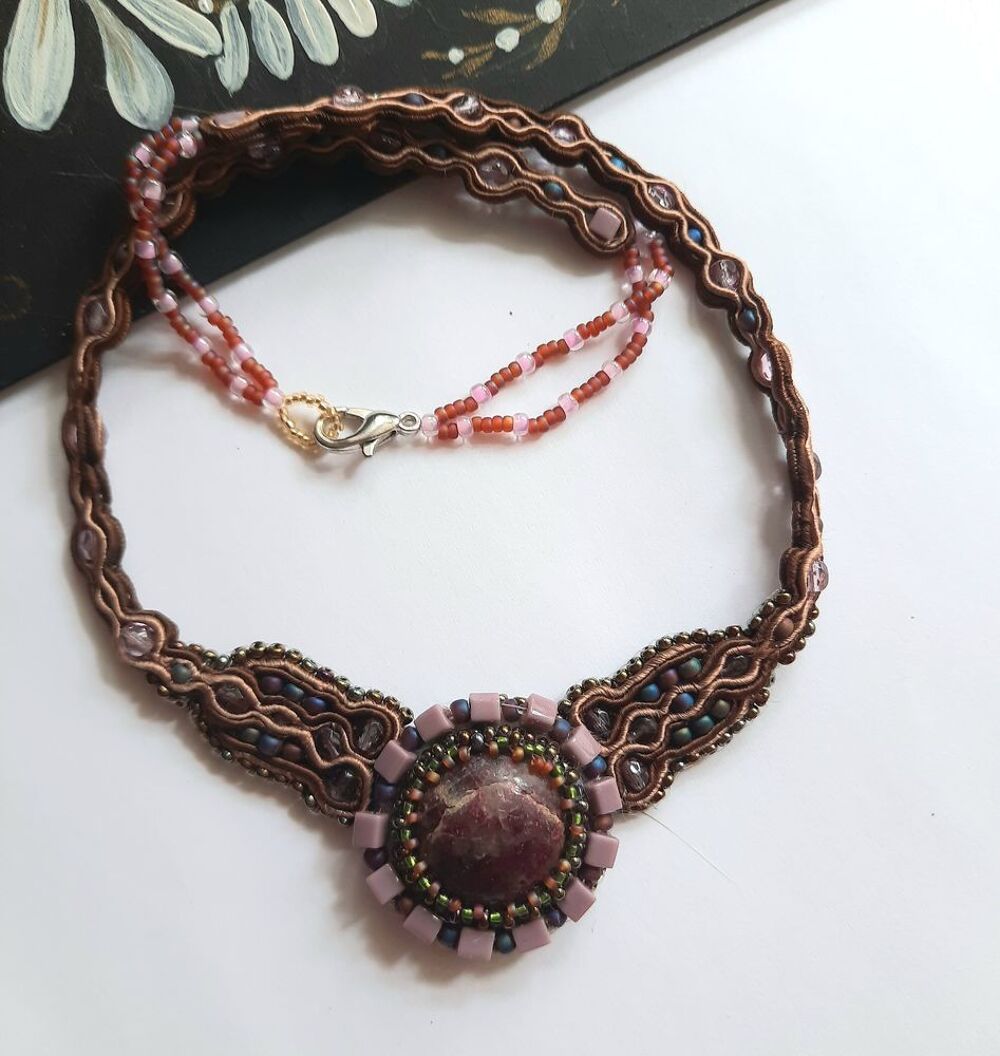 Uc collier de cr&eacute;ateur, une pierre rhodonite. Bijoux et montres