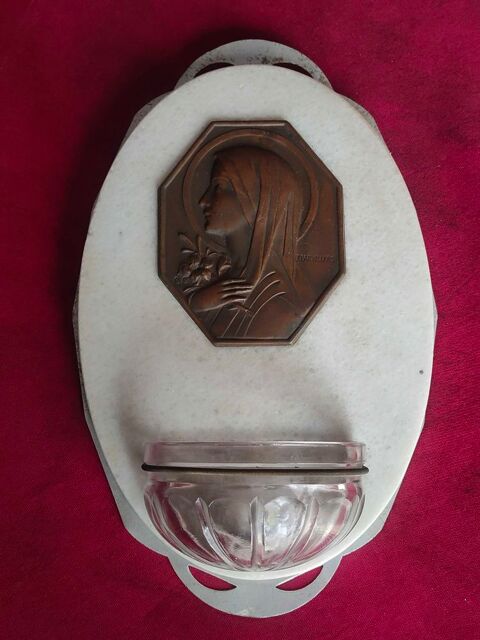 ancien bénitier en marbre avec médaillon en bronze (n°11) 18 Avermes (03)