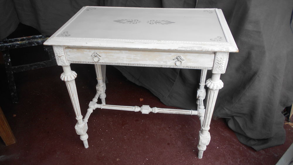 Table style Louis XVI patin&eacute;e 'shabby' Meubles