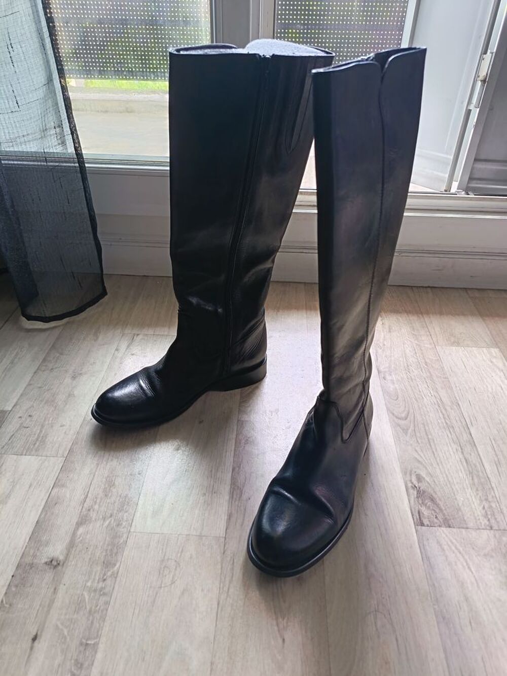 Botte longue noir et bottines blanche Chaussures