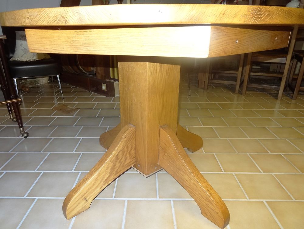 Table ronde et 4 chaises en ch&ecirc;ne massif Meubles
