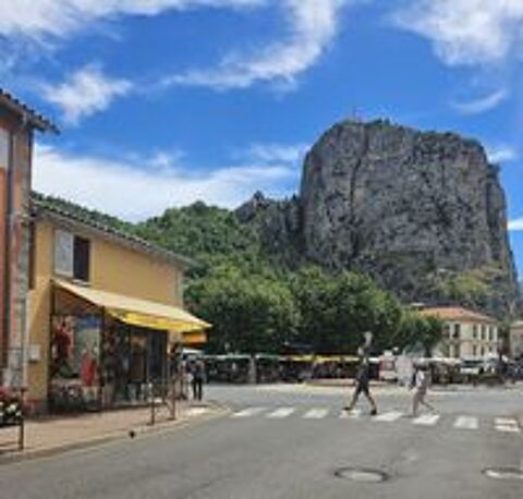   Place centrale du village, droit au bail tous commerces 