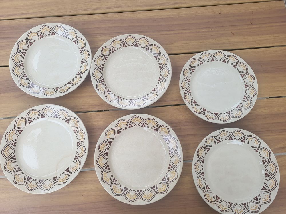 Lot de 6 assiettes plates anciennes en fa&iuml;ence &eacute;maill&eacute;e 