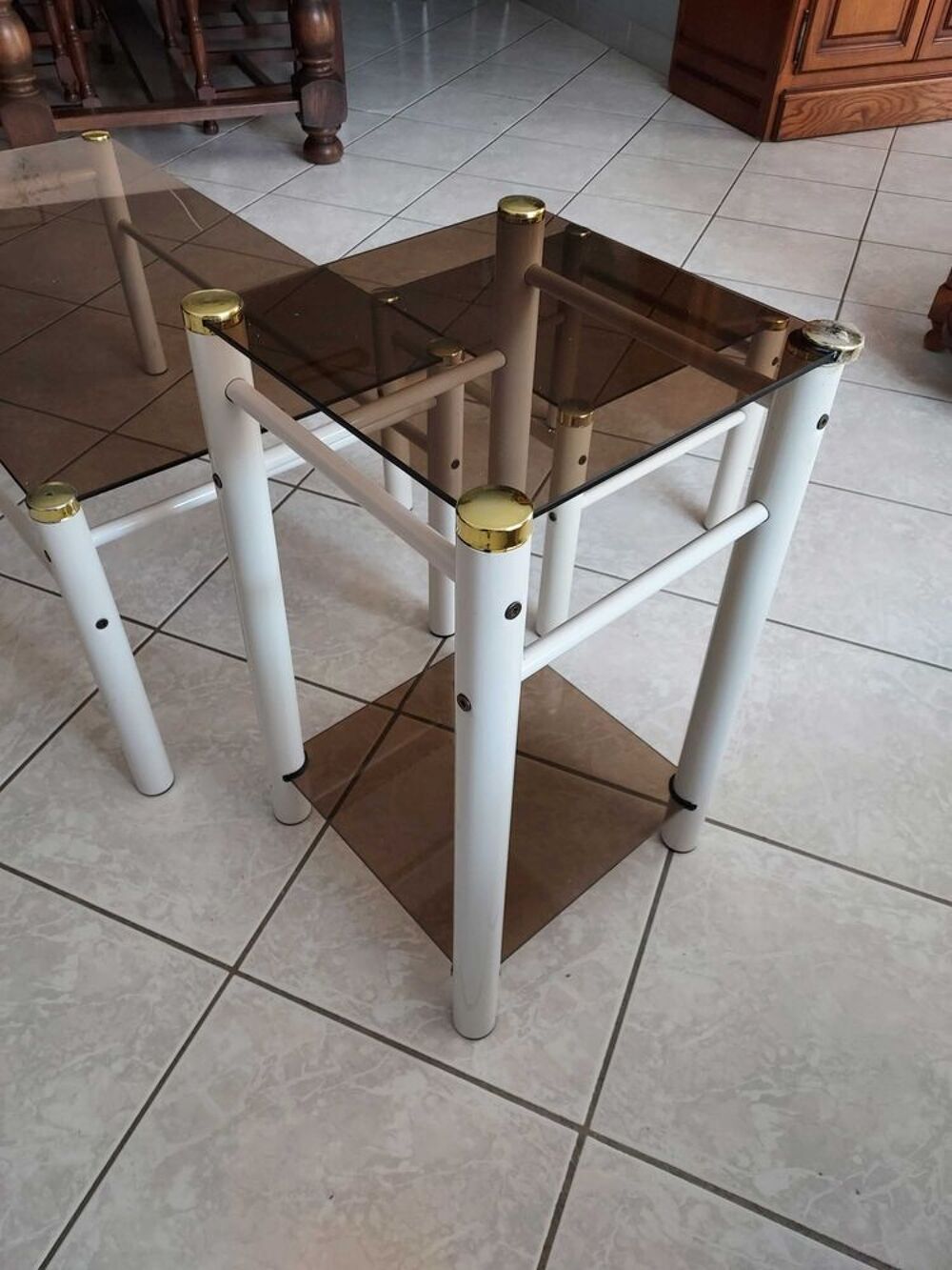 3 tables basses laqu&eacute; blanc et verre fum&eacute; Meubles