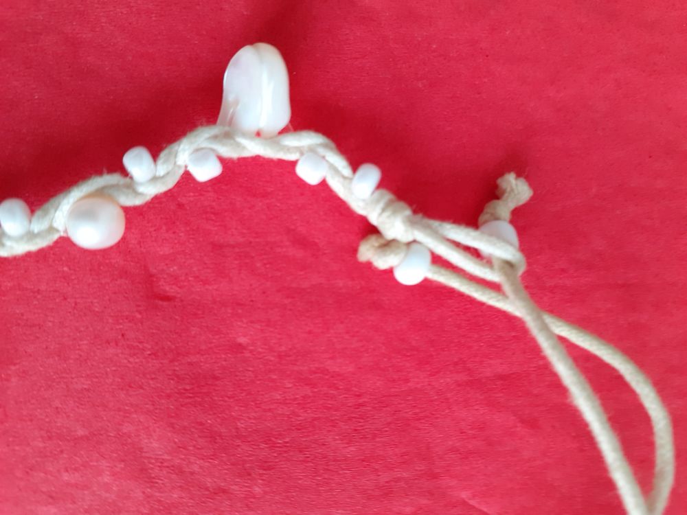 BRACELET cordelette avec perles blanches Bijoux et montres