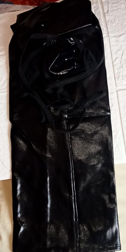 Robe de soir�e pour femme en faux cuir et dos nu. T L 
9 Lyon 9 (69)