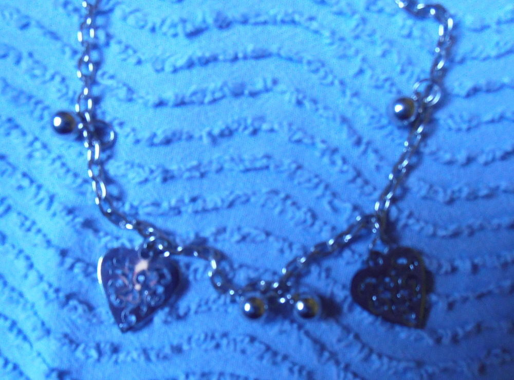 Collier cha&icirc;ne en m&eacute;tal argent&eacute; +2 pendentifs en forme coeur Bijoux et montres