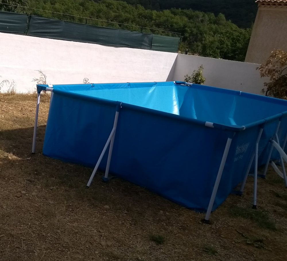 Piscine Neuve 
Avec couvercle de protection.
Produit .
Jardin