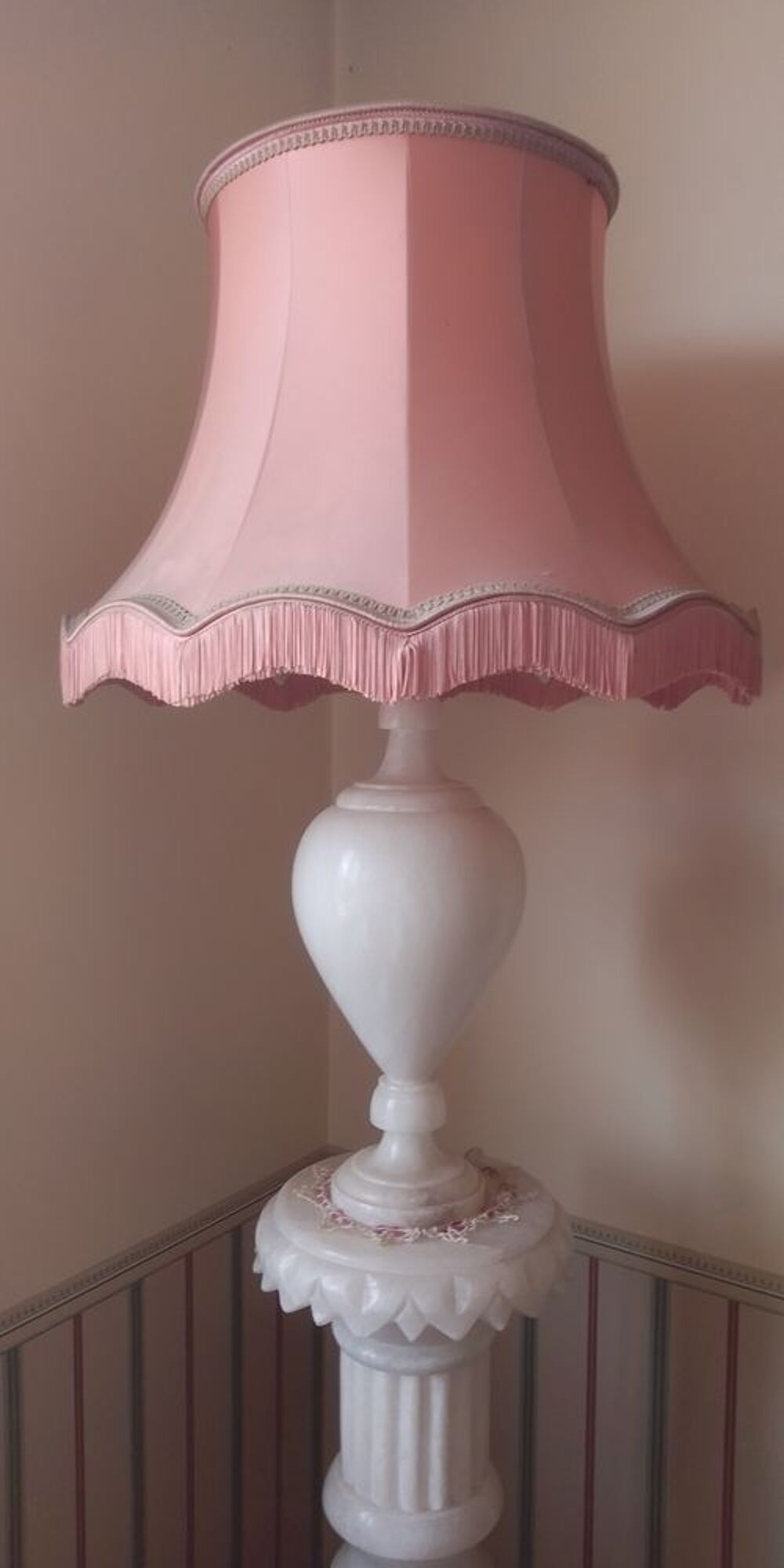 Luminaire en vrai marbre naturel sculpt&eacute; main sur colonne Dcoration