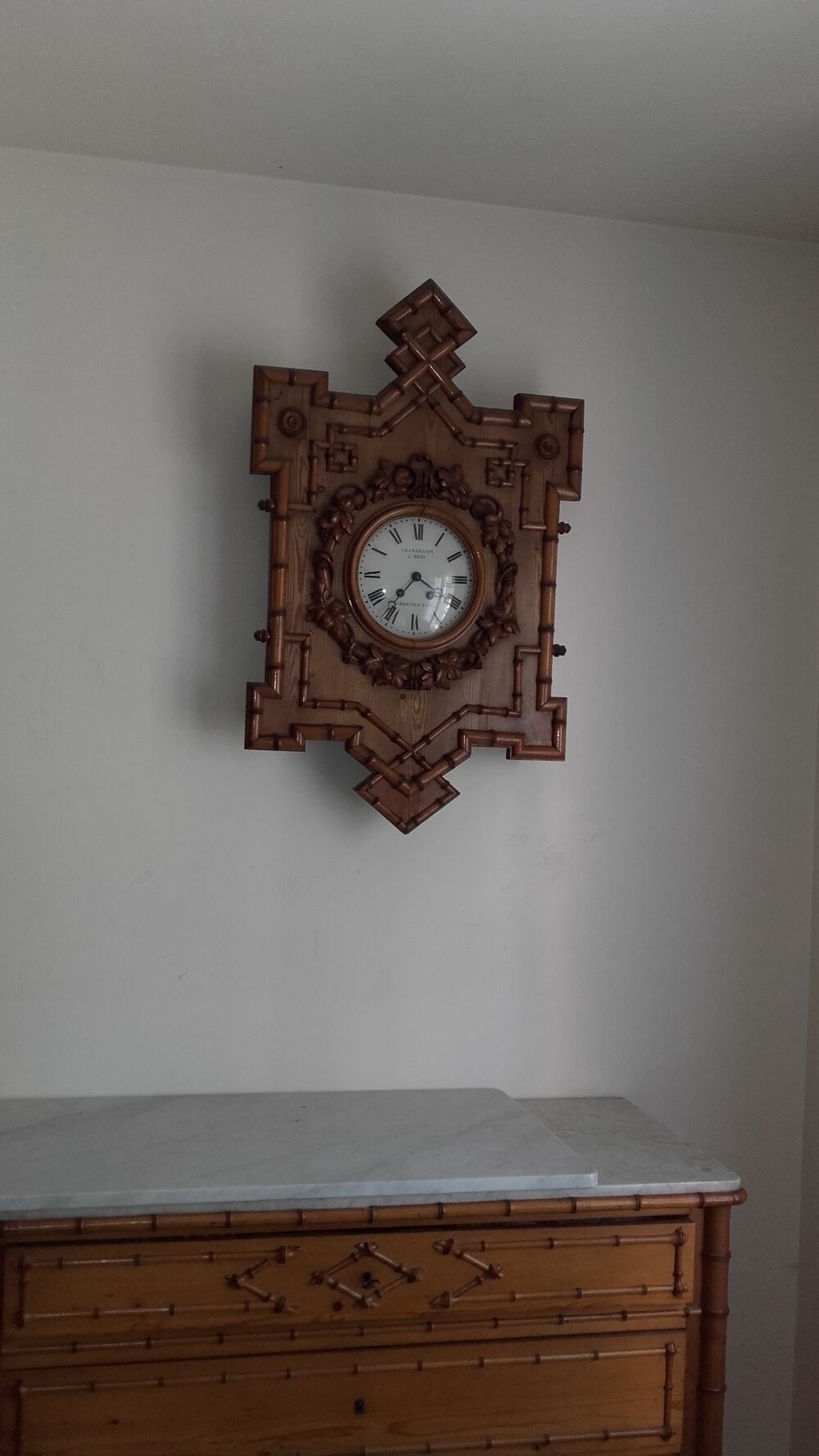 Mobilier de chambre &agrave; coucher en bambou et pin. Meubles