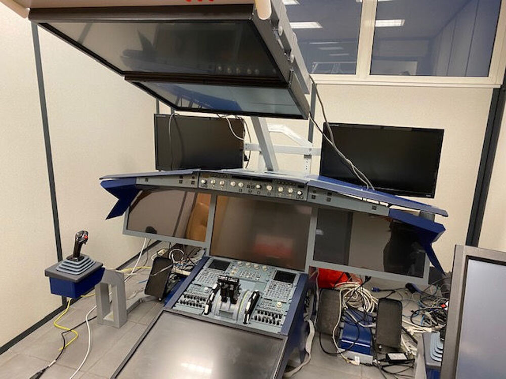 simulateur de vol professionnel FNPT II MCC A320/321. Consoles et jeux vidéos