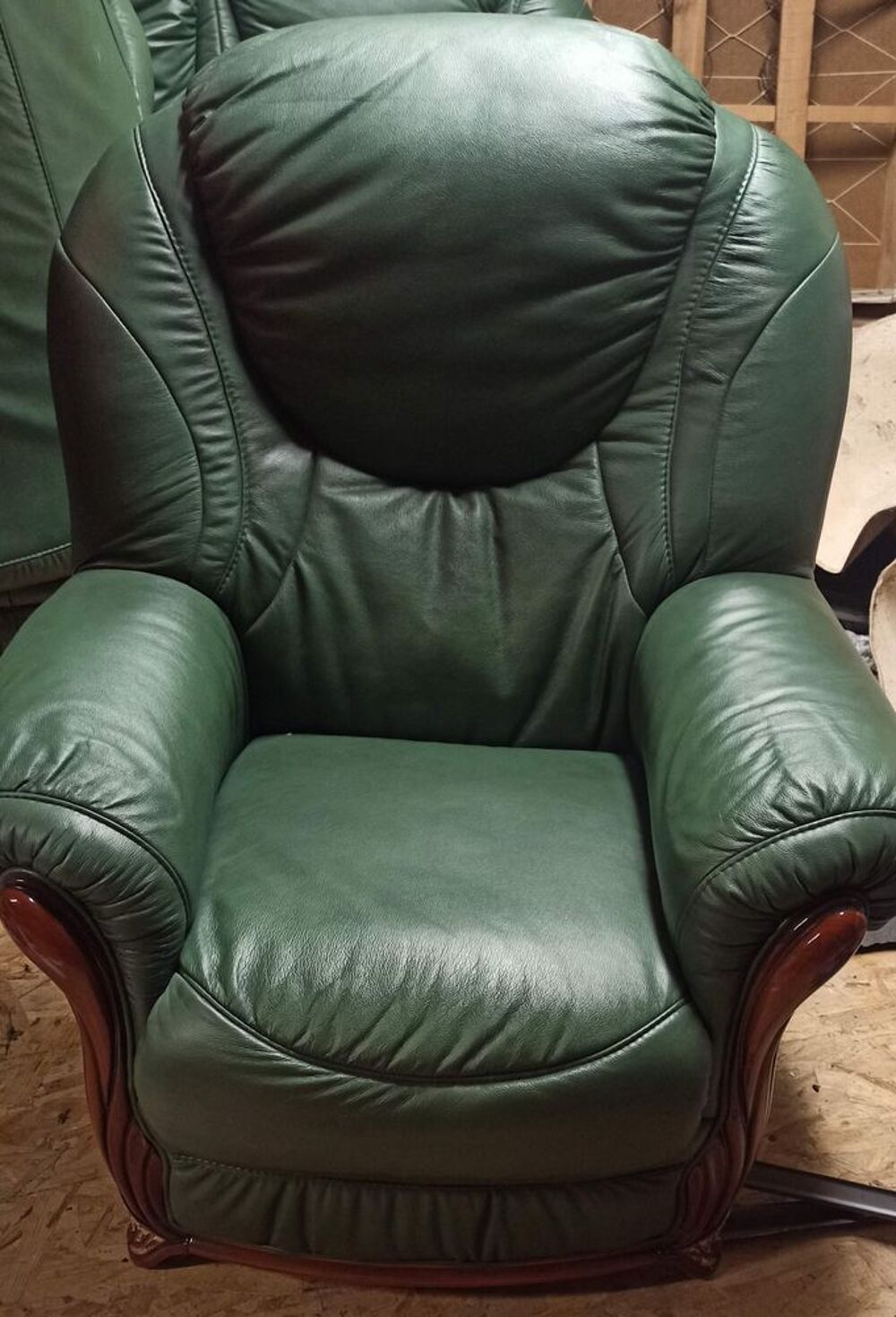Ensemble Canap&eacute; cuir vert trois places et fauteuils Meubles
