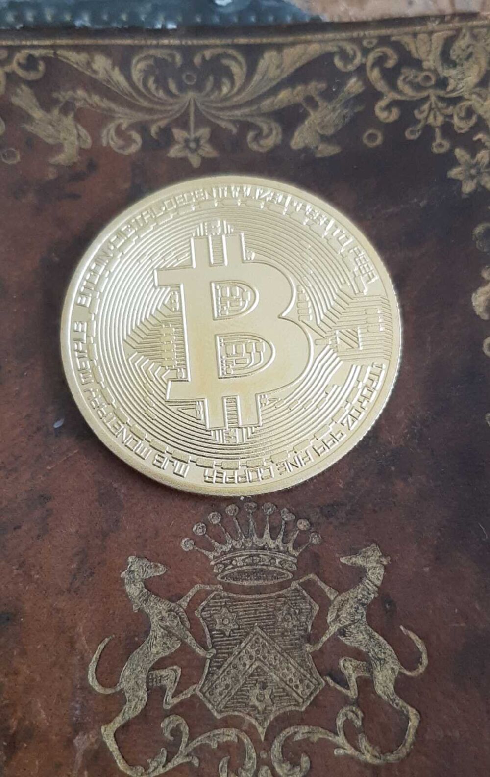 pieces de monnaie avec le signe bitcoin neuve dans sa bo&icirc;te 