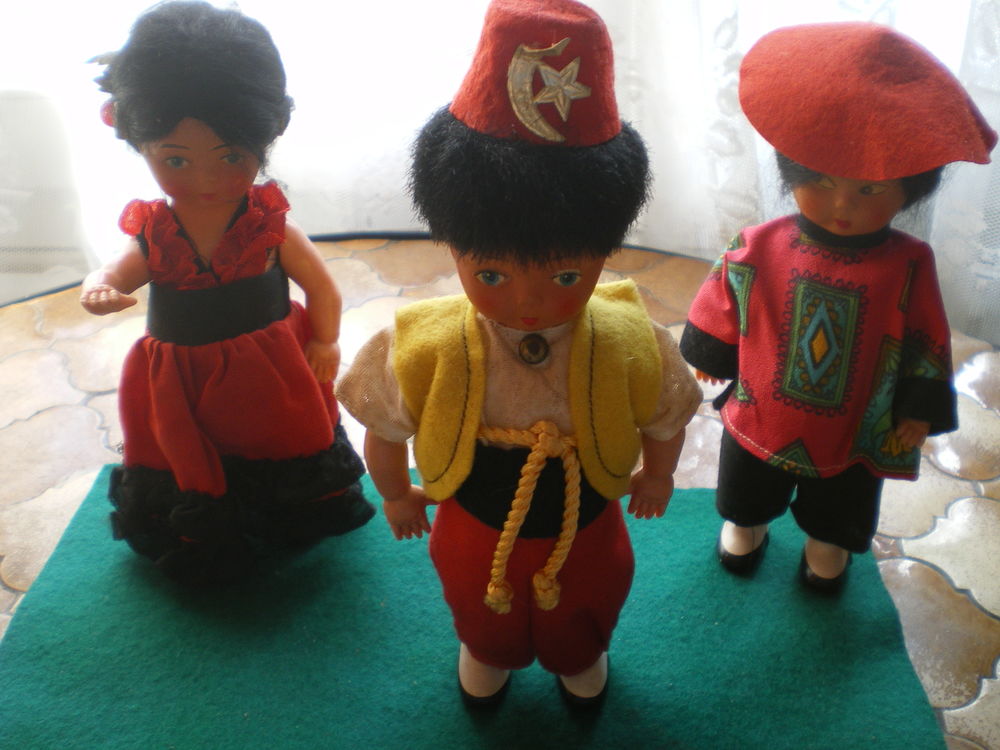 Poup&eacute;es en costume de pays. 