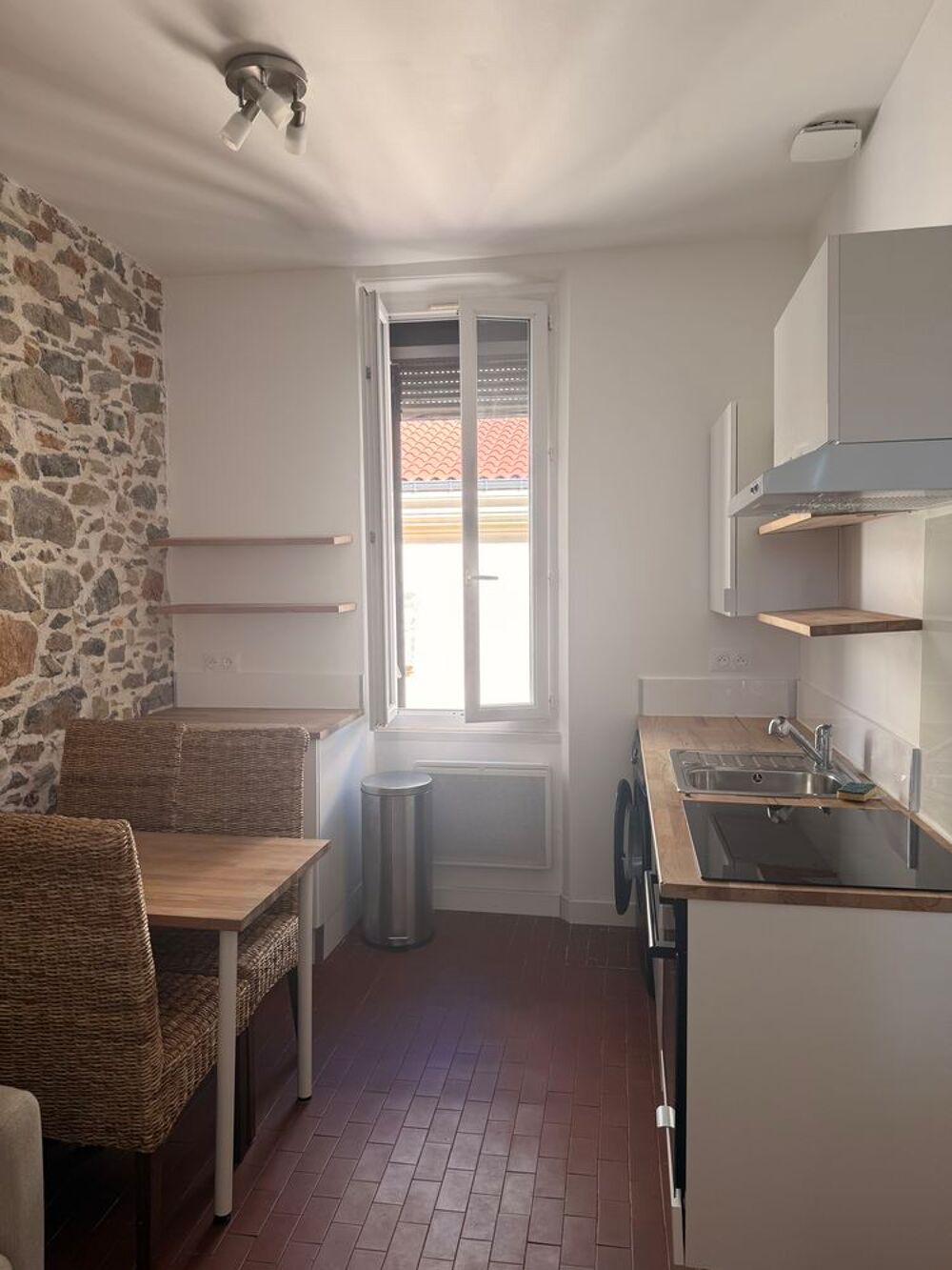 Location Appartement T2 meuble- bas Faron- refait avec pierre apparentes Toulon