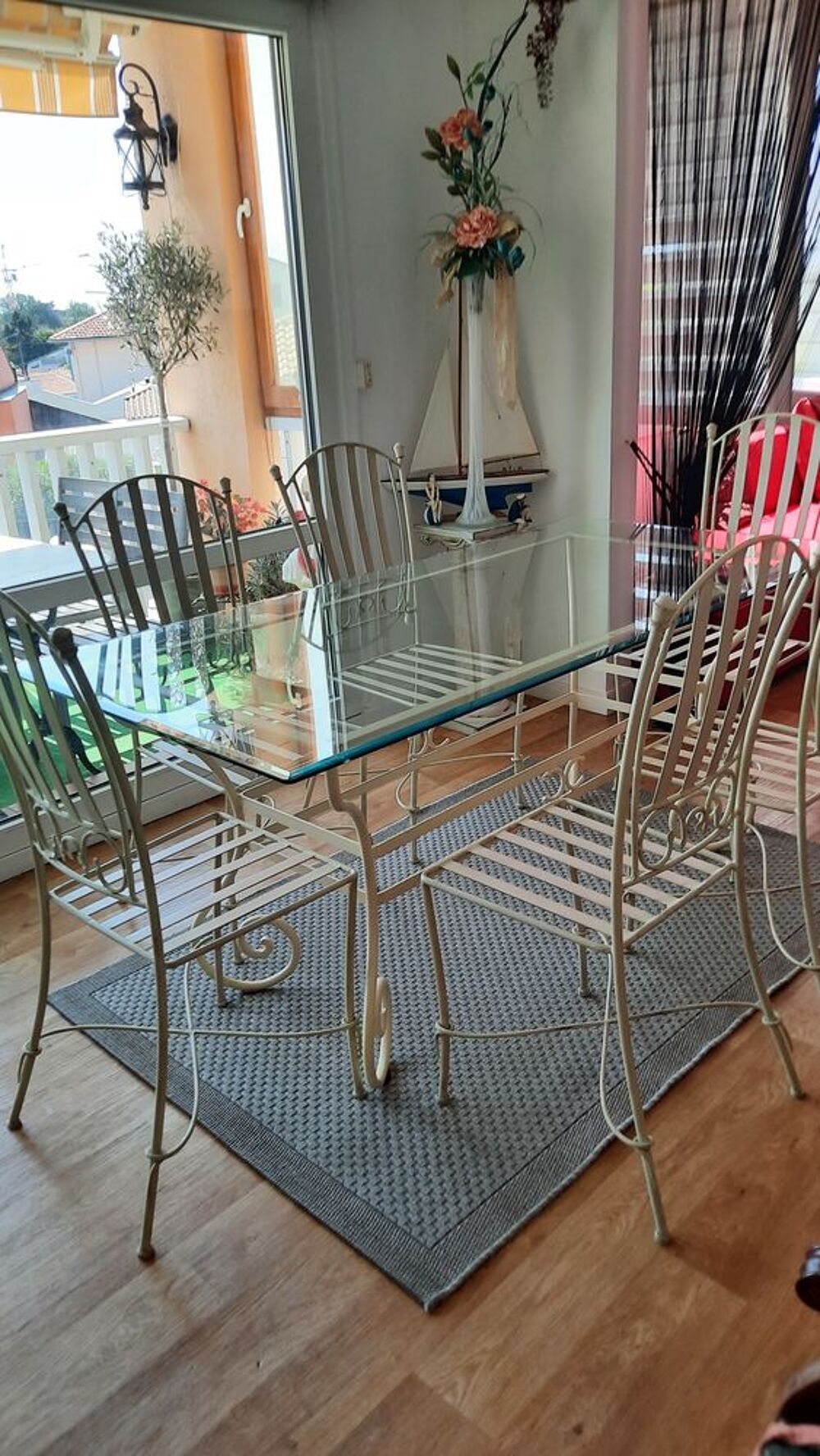 Salon de jardin, dessus en verre tremp&eacute; et 6 chaises Meubles