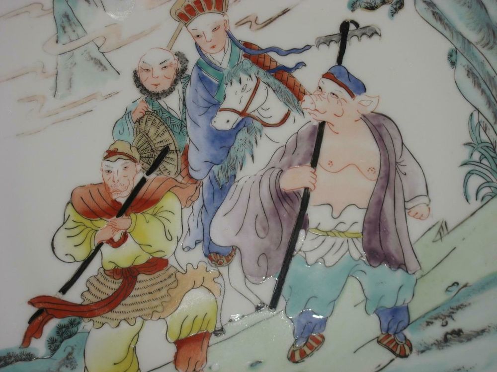 ASSIETTE EN PORCELAINE CHINOISE 4 HOMMES ET 1 CHEVAL 