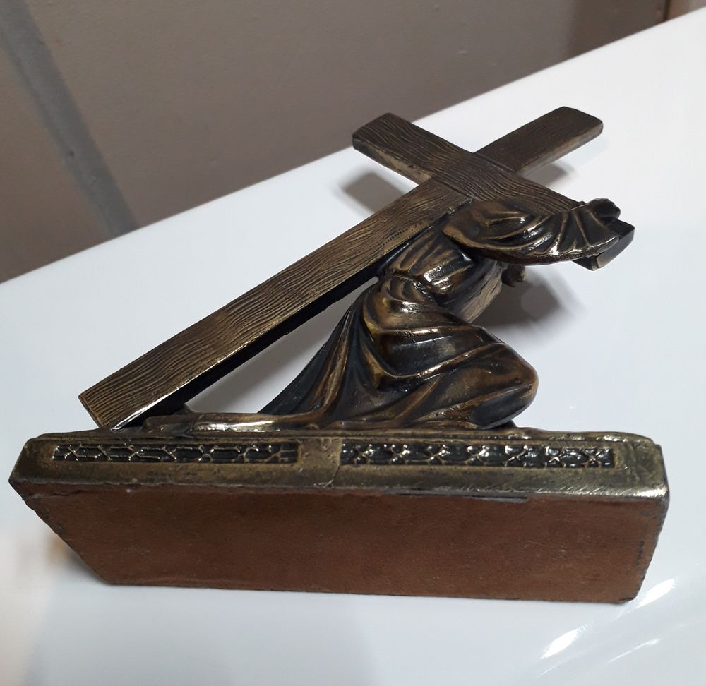 Statue de J&eacute;sus portant sa croix 
