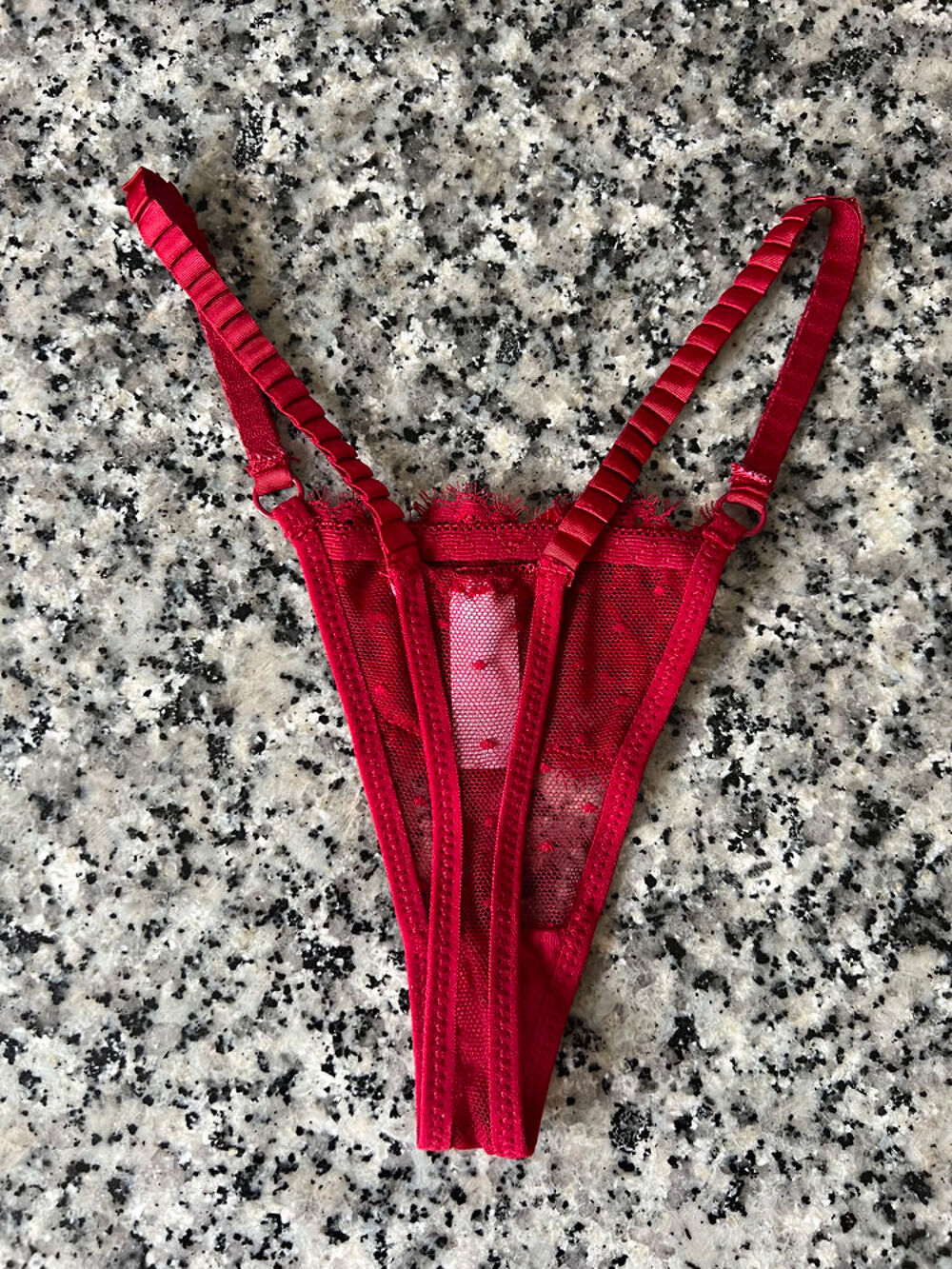 String Femme Dentelle Rouge. Neuf Jamais Port&eacute; Vêtements