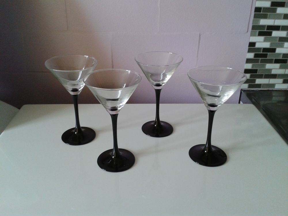 verres vintages neufs conique &agrave; pieds noirs Cuisine