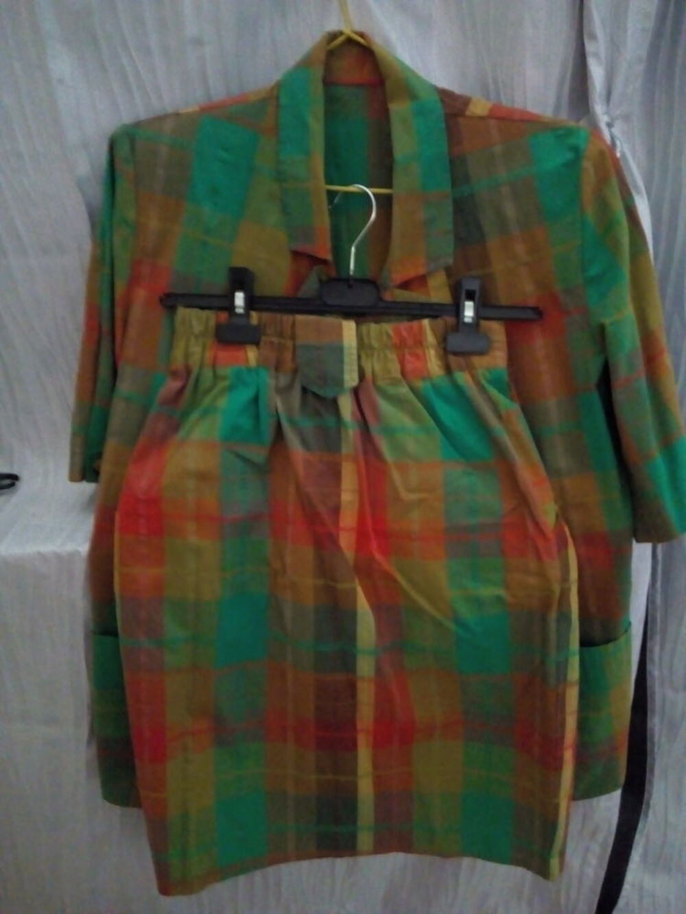 Tailleur jupe taille 38 &agrave; carreaux (tendance verte) Vtements
