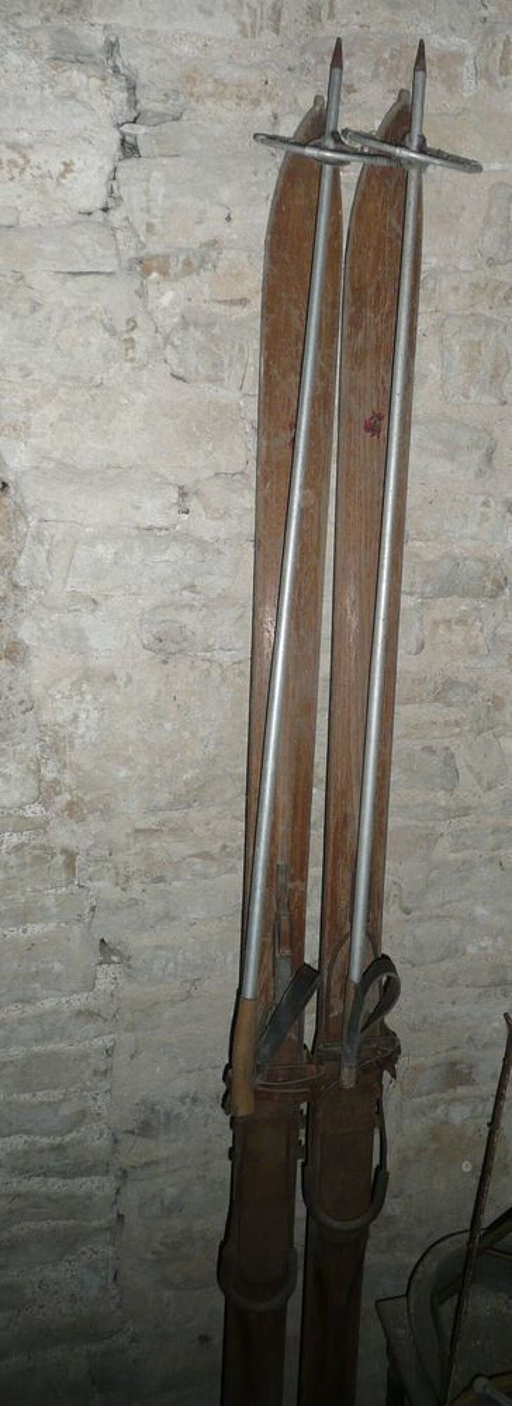 PAIRE DE SKIS anciens en bois 