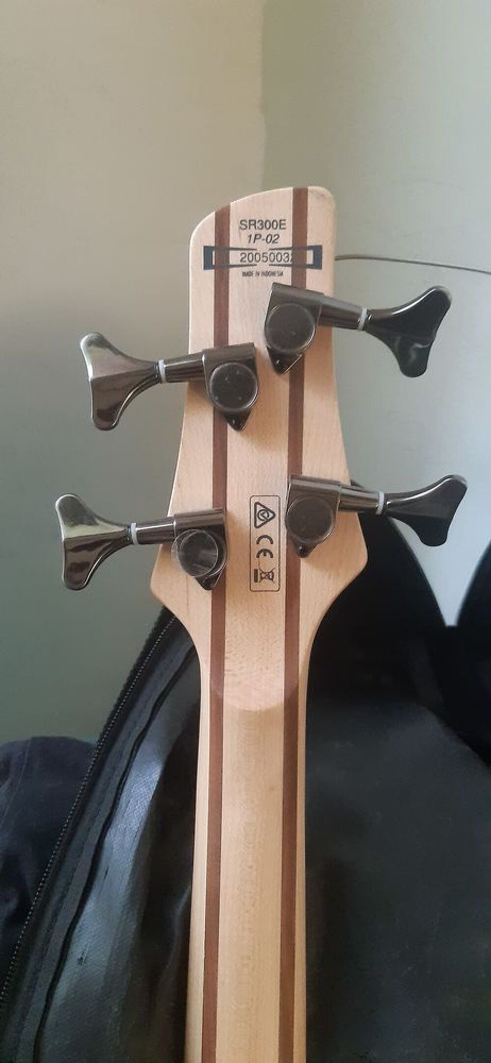 
basse ibanez SR300E-IPT. 2019. Instruments de musique