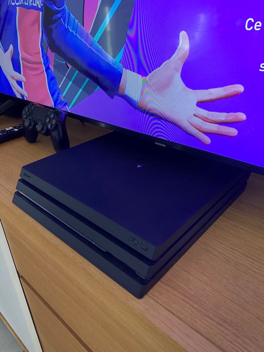 PS4 PRO 1TB + 1 Manette. Jeux / jouets