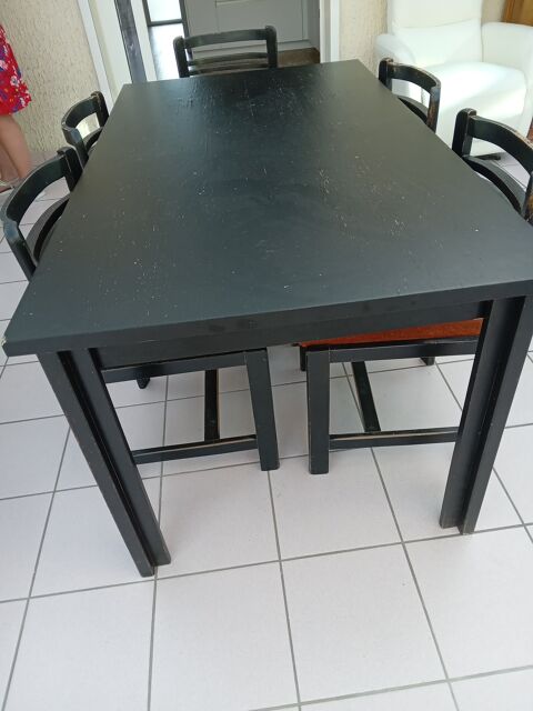 cette table noire avec ses 6 chaises 130 Carquefou (44)