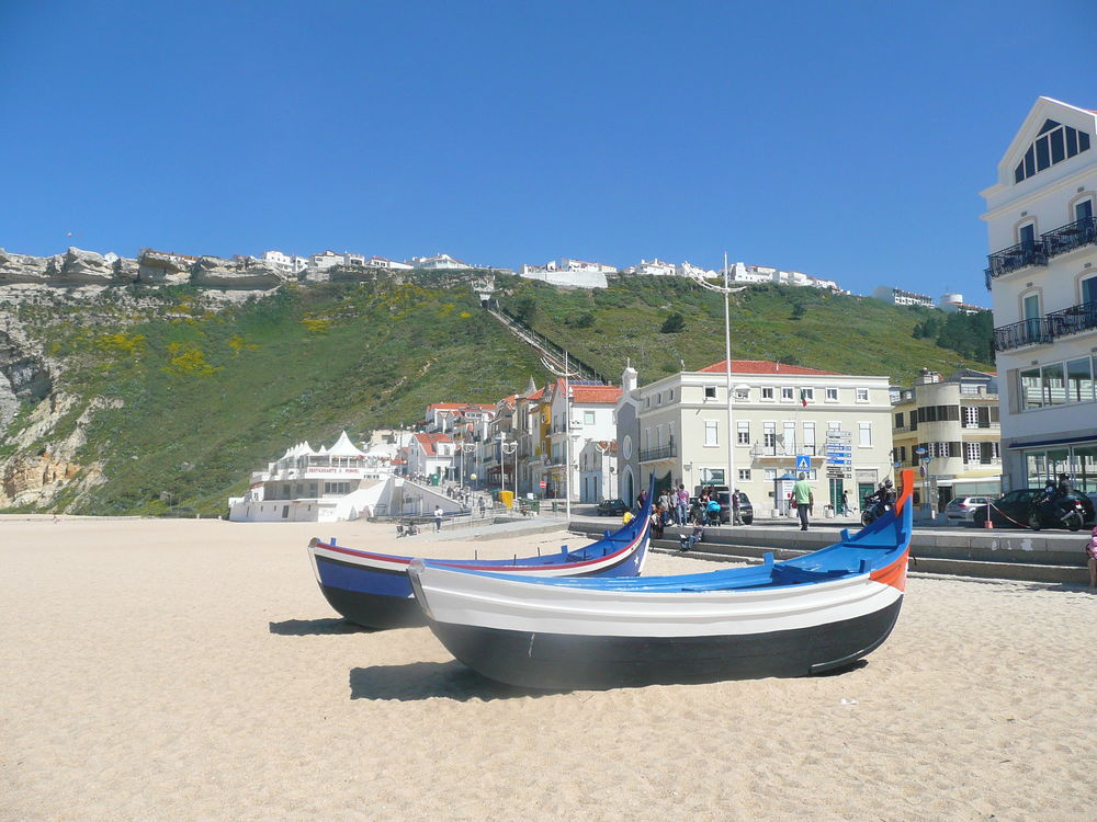   NAZARE BORD DE MER A 40 M 3 PIECES 80 M2 WIFI 250 MEGA 
Portugal, NAZARE