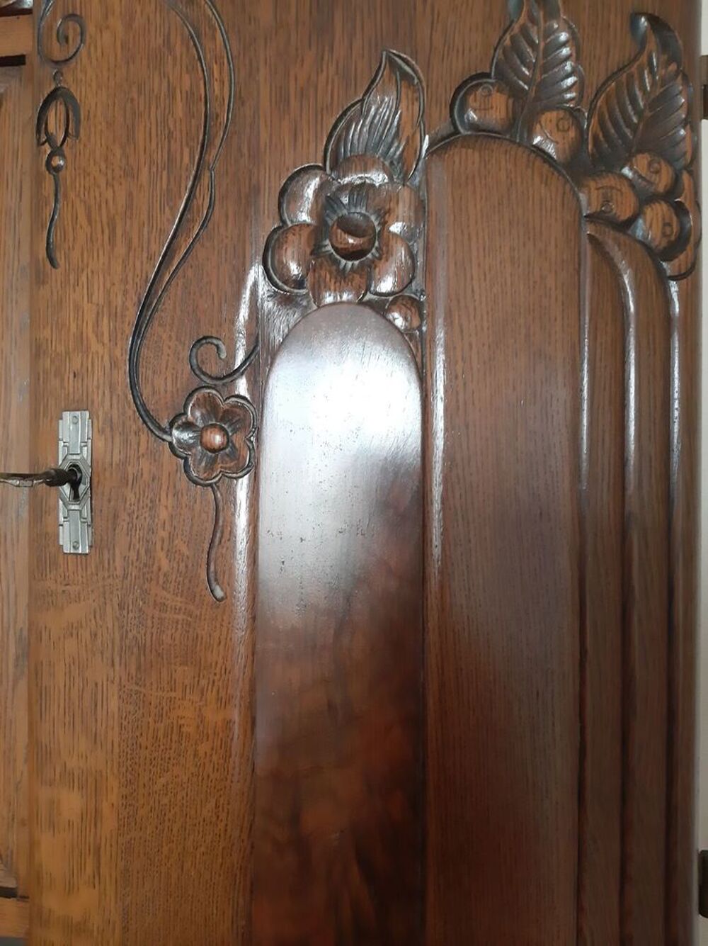 salle &agrave; manger bois sculpt&eacute; vernis Meubles