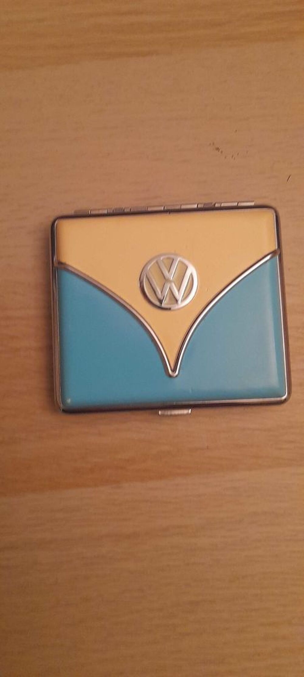 Ancienne bo&icirc;te &agrave; cigarette volkswagen 
