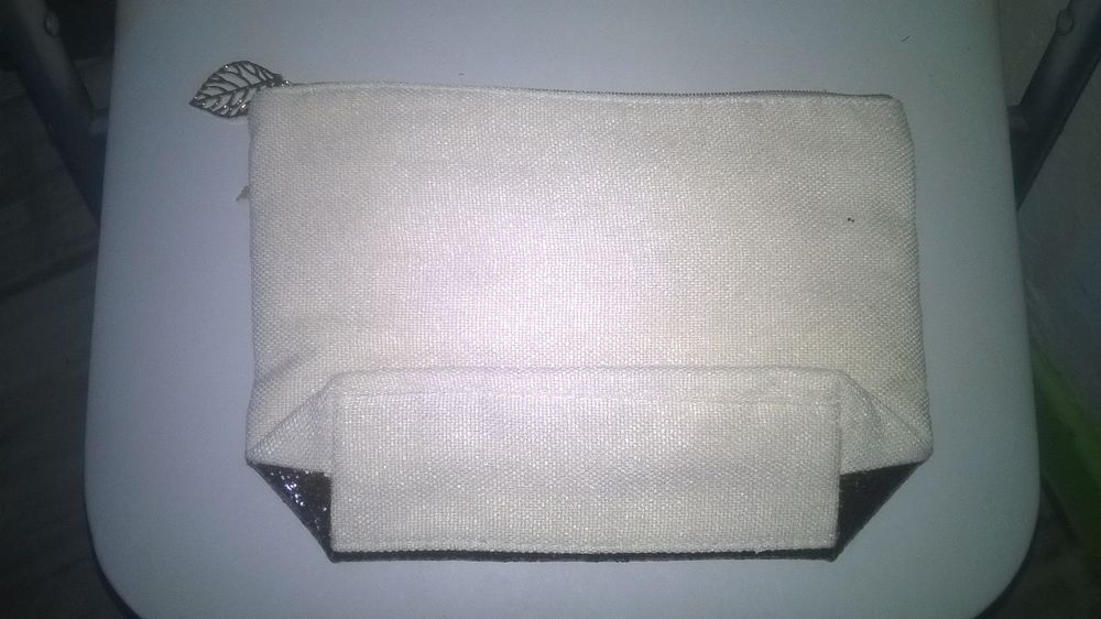 Pochette Clarins 
paillet&eacute;e 
Pour maquillage,sorties 
Maroquinerie