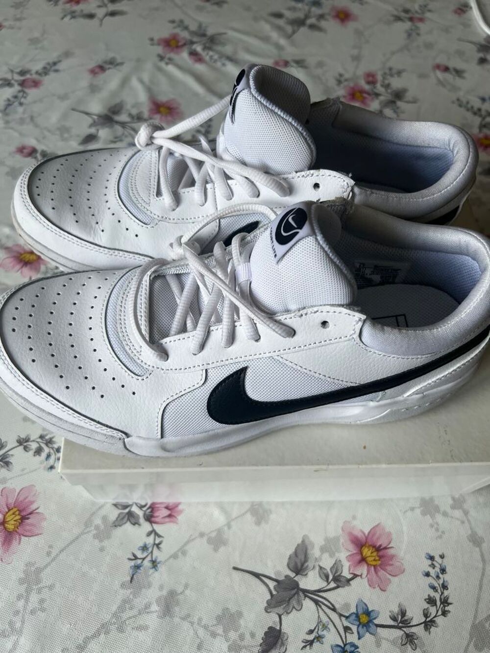 une paire de BASKET BLANCHE taille 42 Chaussures