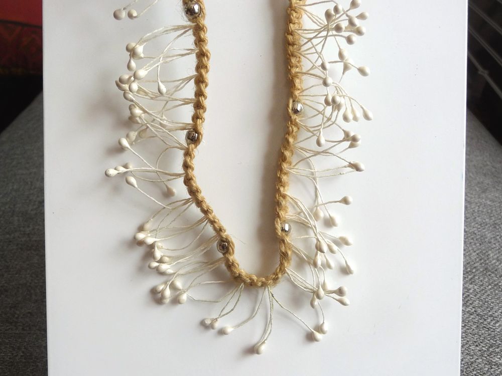 Collier Beige avec ses Fines Brindilles Blanches- Neuf Bijoux et montres