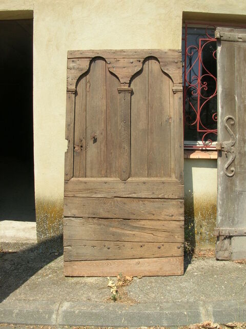 porte ancienne en bois massif du XVIIIe siècle Puisserguier (34)