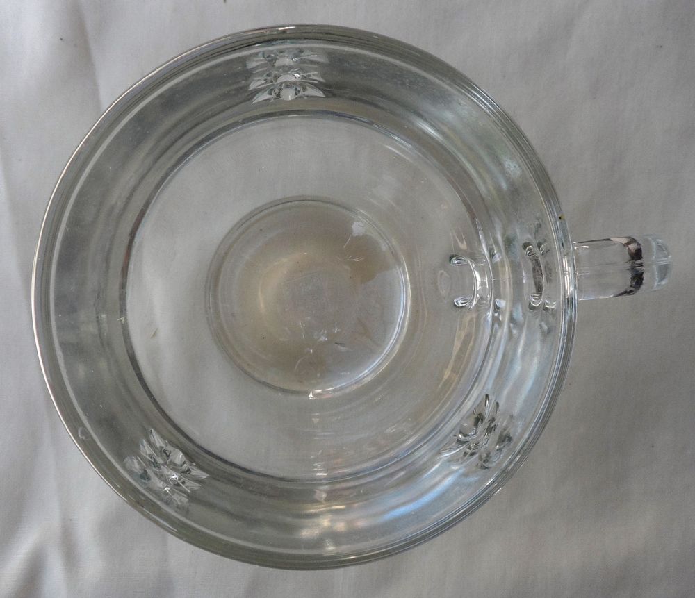 Chope neuve en verre orn&eacute;e d'abeilles des ann&eacute;es 1970 
Cuisine