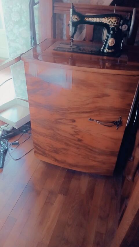 meuble avec machine a coudre décoratif La Roche-Vineuse (71)