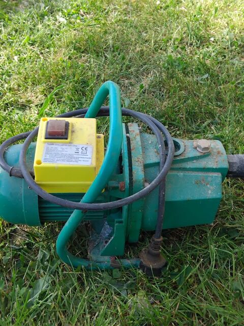 Av  une pompe � eau peu d heures 20 Granville (50)